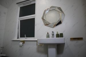 1 Bed Apartment - Sleeps 6 with Parking