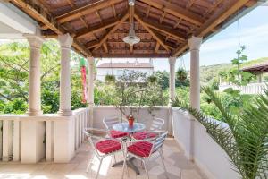 Apartment Damir - 3hvězdičkové hotely ve městě Postira