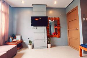 Bombshelter Homestay - Orange Room - Baguio City