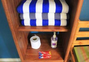 Bombshelter Homestay - Orange Room - Baguio City