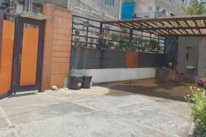 Bombshelter Homestay - Orange Room - Baguio City