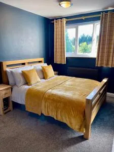 Large 5 bed detached house near Stansted Airport with Parking for 2 vehicles! Stansted Stays - Quendon