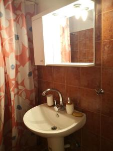 Effrosini Stonehouse center Portaria