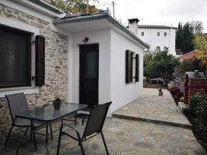 Effrosini Stonehouse center Portaria