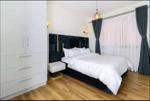 Emaza Lux 2 Bedroom Stylish Modern Apartment at Mi Vida, Swimming Pool & Gym