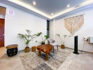 Shiny Studio on 5th Ave with Pool and Gym Steps to Beach