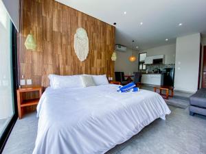 Shiny Studio on 5th Ave with Pool and Gym Steps to Beach