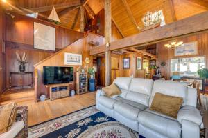 Pet-Friendly Gem with Private Dock in Deltaville!