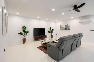 Sunrise Hills Tranquil 4br pool villa sea view