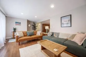 Long Lake Escape, Modern 3 Bedroom, Lower Unit of Duplex Home, Minutes to Downtown Traverse - Interlochen