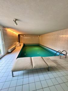 Magisches Doppelzimmer mit atemberaubender Wasserfall-Wand in Seligenstadt