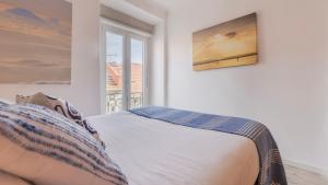 Sunny Design Apt in Praça das Flores by LovelyStay