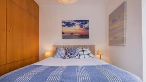 Sunny Design Apt in Praça das Flores by LovelyStay