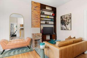 Chic 1-BR Loft Nestled Between Dupont & Logan