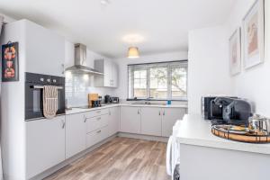 Stylish & Convenient 3 Bedroom House - Perfect for Contractors and Leisure Guests - Sleeps up to 5