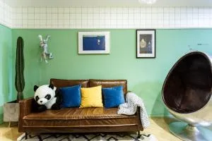 Chengdu city center Tianfu Square Kuanzhai Alley People's Park subway post-modern design 85 square meters 2 bedrooms 1 living room design B&B HD cinema family suite - Chengdu