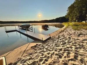 Beautiful Retreat on Sand Lake - Irons