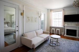 Chambre de Bonne in Downtown Long Beach