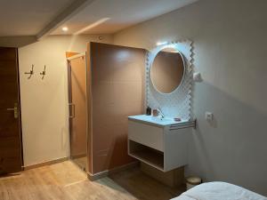 Appartements Duplex en rez-de-chaussee avec cour interieure privee, proche de la mer, WIFI : photos des chambres