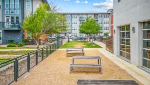 Urban Oasis Luxe Apt City with River Views Pool and Gym