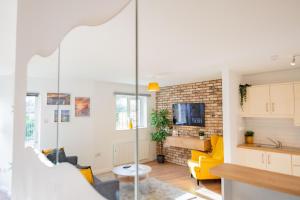 City Centre Escape with LARGE Terrace, Sleeps 7