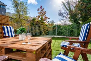 City Centre Escape with LARGE Terrace, Sleeps 7