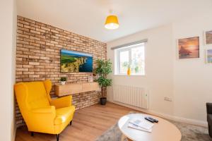 City Centre Escape with LARGE Terrace, Sleeps 7