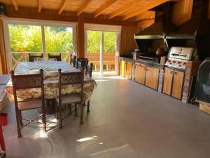 Casa de ensueño con piscina, quincho y acceso lago