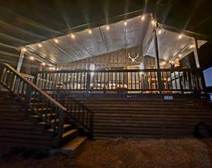 Cozy mountain cabin close walk to Midtown with AC