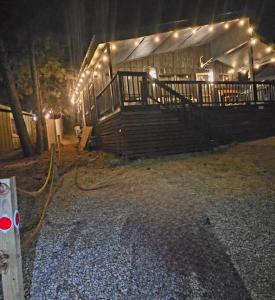 Cozy mountain cabin close walk to Midtown with AC