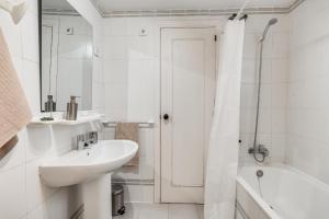 Ultimate Rentals - Coastal Escape - Apartment w Terrace & Sea View