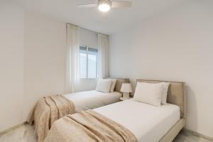 Ultimate Rentals - Coastal Escape - Apartment w Terrace & Sea View