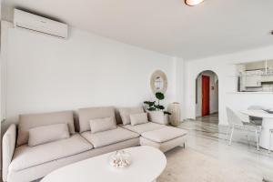 Ultimate Rentals - Coastal Escape - Apartment w Terrace & Sea View