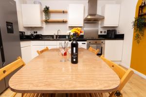 Modern Retreat - 2BD Apt with Lush Greenery at Sheffield