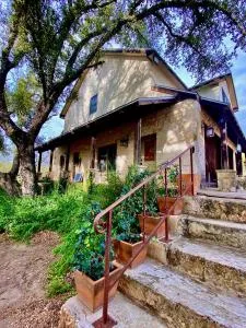 V700 Ranch Stays (Guesthouse)-A Tucked Away Gem - Burnet