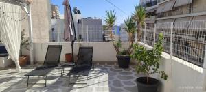 Apartment with terrace in Piraiki