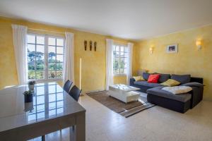 Villas Villa Lumineuse avec Piscine Chambres OU Villa : photos des chambres