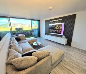 Modern Duplex Penthouse Panoramic Views & Parking - 索尔泰尔