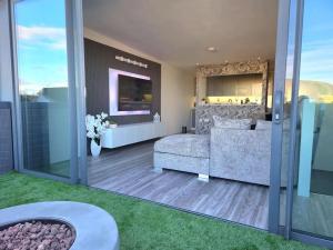 Modern Duplex Penthouse Panoramic Views & Parking