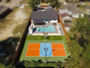Pickleball Paradise Retreat - 4 Bedrooms, 2,5 Baths - Houston Downtown, Houston Heights - Pickleball and Basketball Court, Pool, miniGolf, Karaoke, Fire Pit, BBQ, Billiards, Ping Pong, Hockey, King Bed - Mount Houston