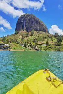 Descanso Bajo La Piedra Del Peñol - Piedra El Peñol