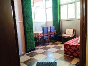 Doon Niwas Homestay Two- Bedroom 1st Floor- Mountain view, near main Picnic Spots, comfortable peaceful central Family-friendly