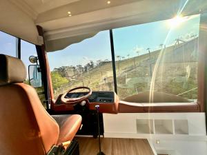 Refúgio estelar com vista para represa