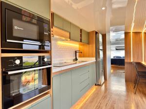 Refúgio estelar com vista para represa