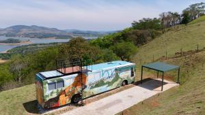 Refúgio estelar com vista para represa