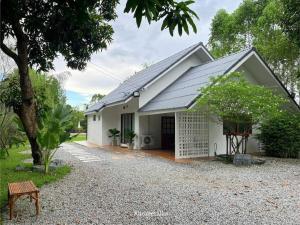 Phiratara River House บ้าน พิรธารา ริมแม่น้ำปราจีนบุรี
