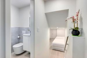 Modern King-Size Guest Suite with AC