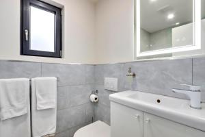 Modern King-Size Guest Suite with AC