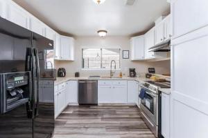 Modern 4BR Home, Central Las Vegas Location