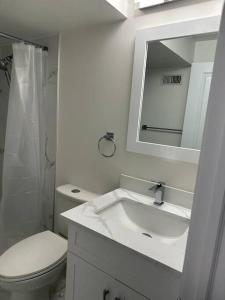 Cozy Home away in Ajax 2 BR 1 bath 4 guests